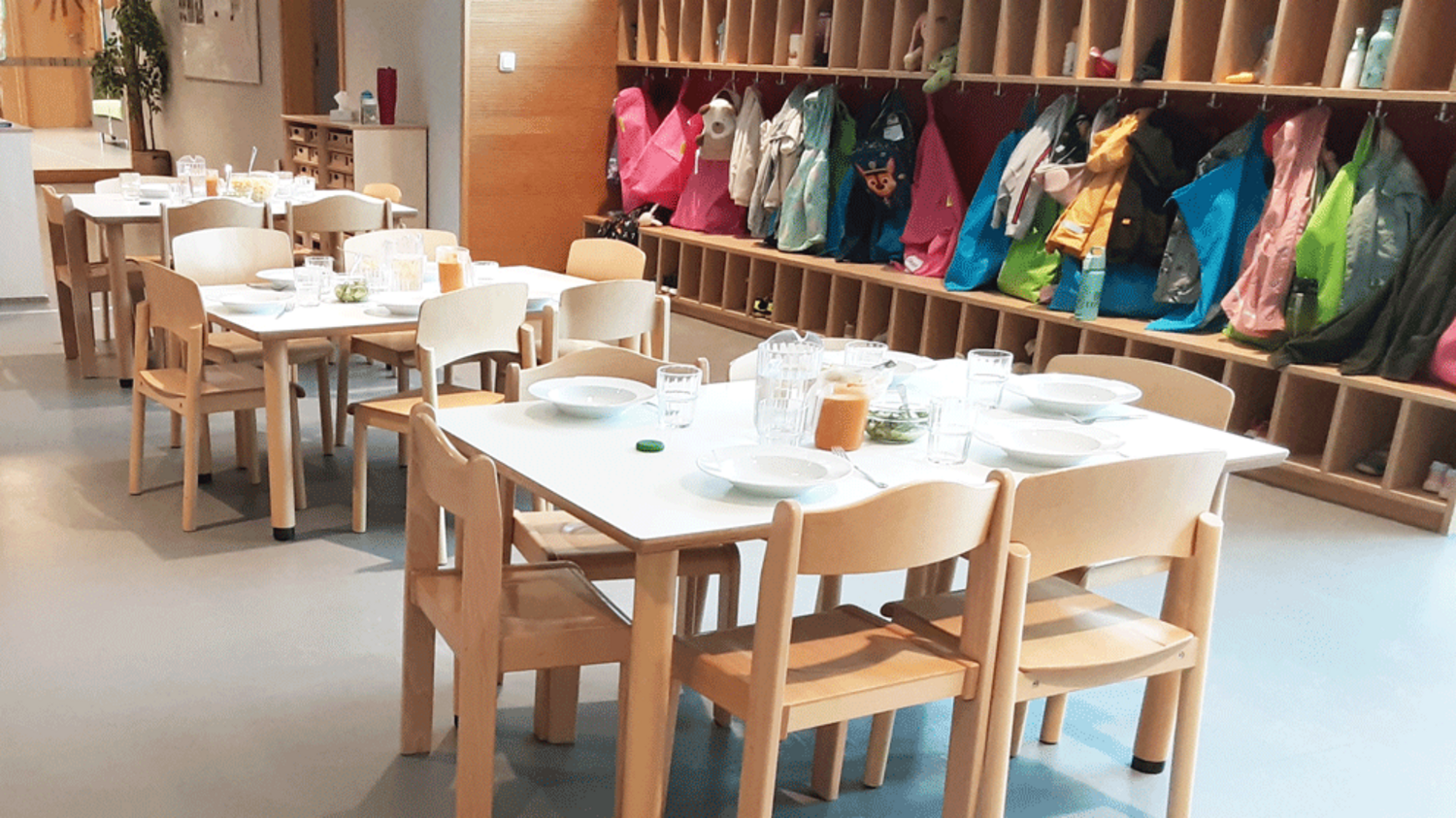 im Kindergarten beim Mittagessen 