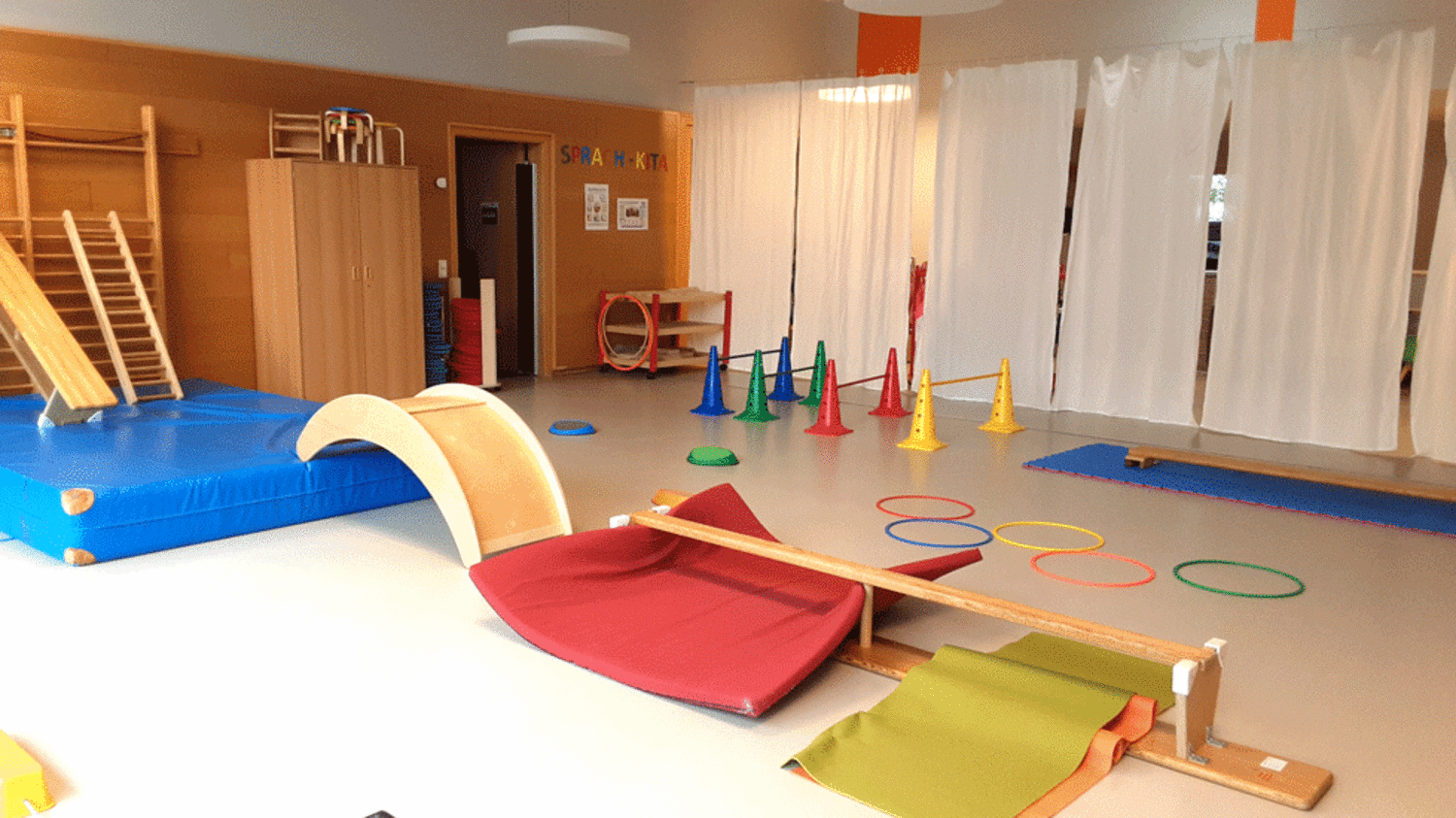 mit Bewegungungsbaustelle für die Kindergartenkinder 